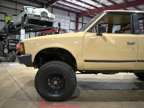 Used 1986 Nissan Pickup 4x4 King Cab image 3