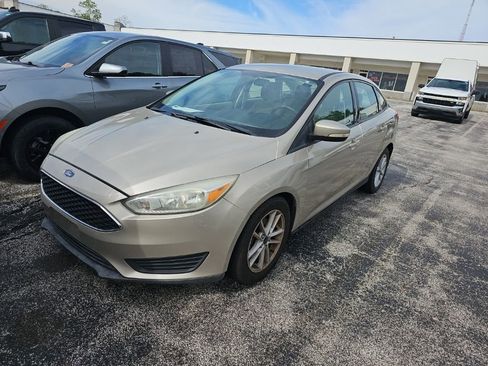 Used 2017 Ford Focus SE FWD image 3