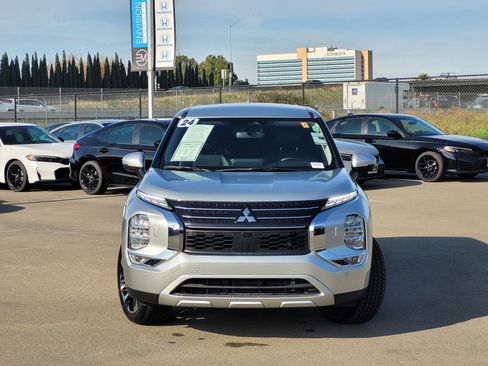 Used 2024 Mitsubishi Outlander SE image 2