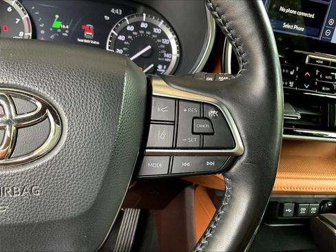 Used 2021 Toyota Highlander Platinum FWD image 12
