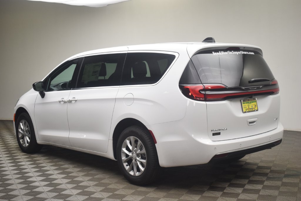 New 2027 Chrysler Pacifica Select w/ Family Tech Group AWD/4WD image 14
