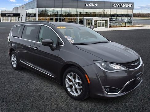 Used 2017 Chrysler Pacifica Touring-L w/ Tire & Wheel Group image 1