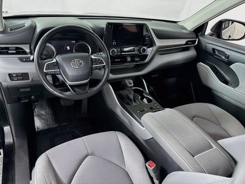 Used 2023 Toyota Highlander LE AWD/4WD image 18