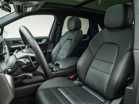 Used 2025 Porsche Cayenne image 6