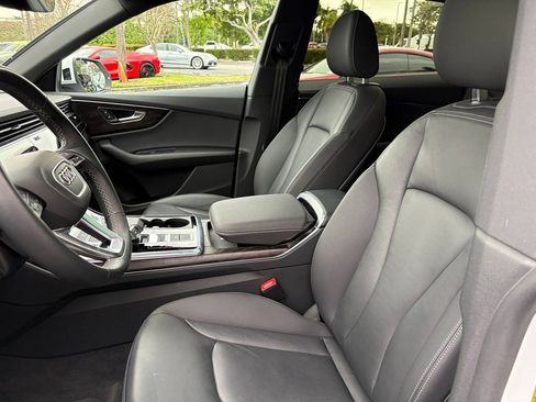 Used 2023 Audi Q8 Premium image 17