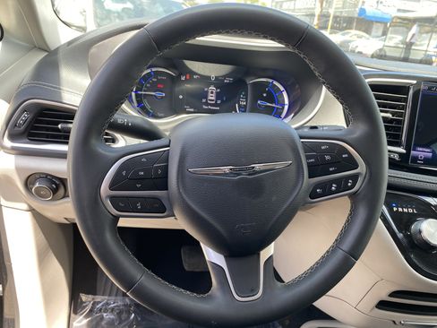 Used 2023 Chrysler Pacifica Touring-L FWD image 24