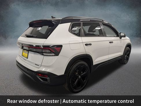 Used 2025 Volkswagen Taos SE AWD/4WD image 5