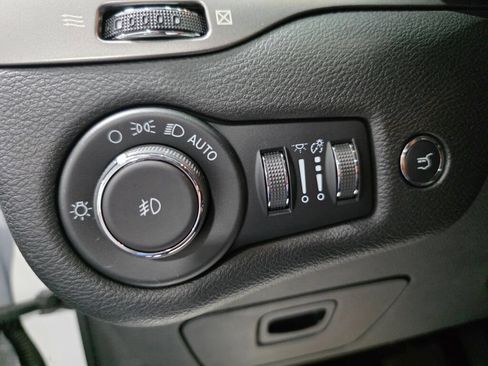 Used 2021 Jeep Cherokee Limited AWD/4WD image 16