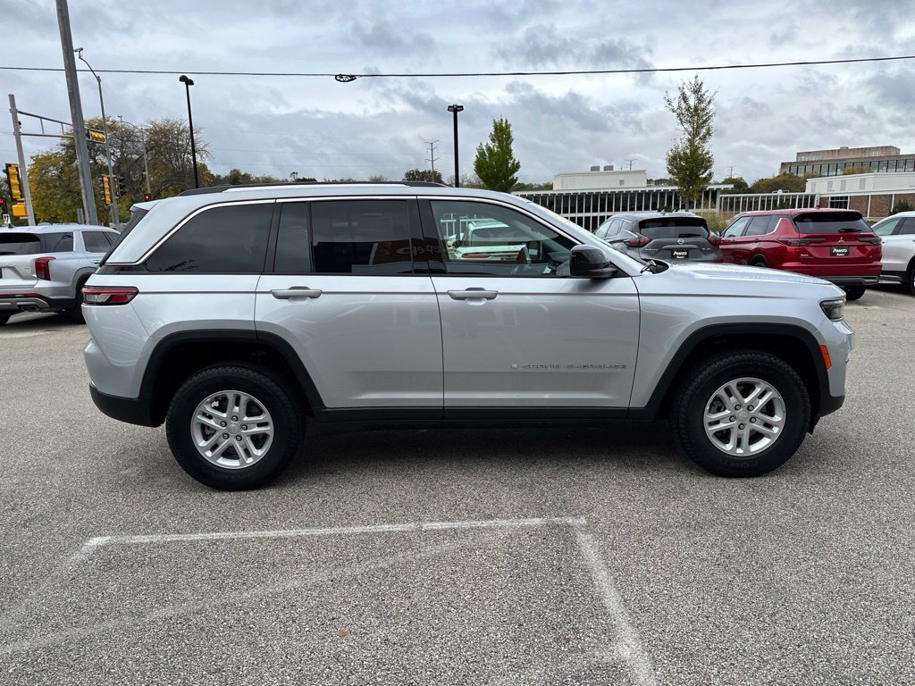 Used 2023 Jeep Grand Cherokee Laredo AWD/4WD image 6