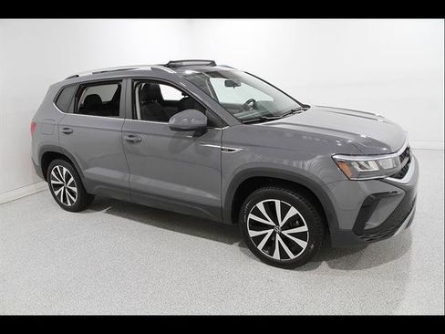 Certified 2022 Volkswagen Taos SE FWD image 1