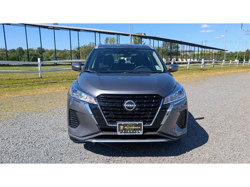 Used 2023 Nissan Kicks SV image 2