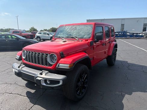 Used 2025 Jeep Wrangler Unlimited Sahara w/ Safety Group AWD/4WD image 2