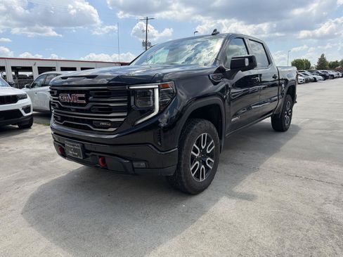 Used 2025 GMC Sierra 1500 AT4 w/ Technology Package AWD/4WD image 3