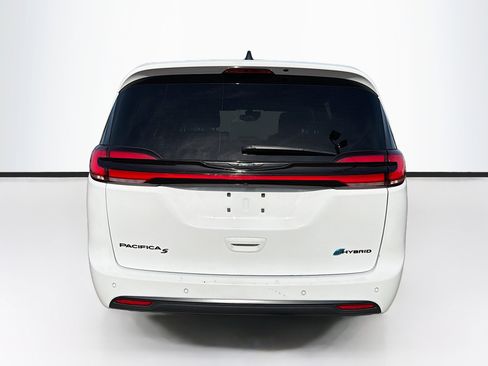 Used 2024 Chrysler Pacifica Limited image 4