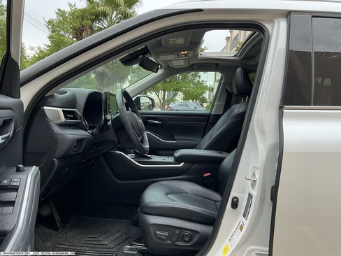 Used 2022 Toyota Highlander XLE FWD image 8