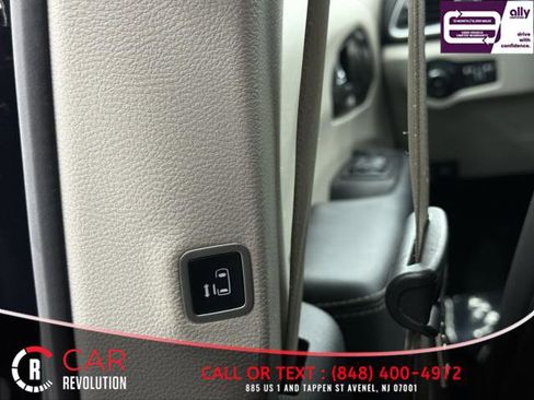 Used 2024 Chrysler Pacifica Touring-L FWD image 43