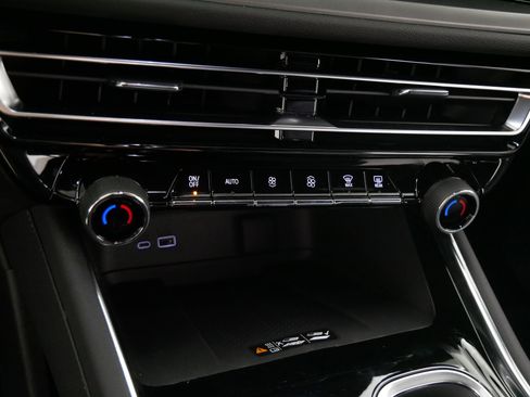 Used 2025 Chevrolet Traverse LT image 23