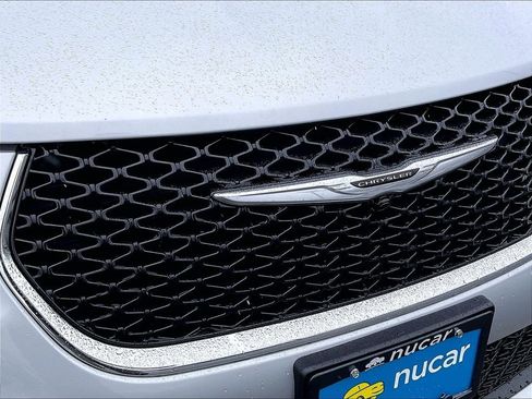 Used 2024 Chrysler Pacifica Touring-L image 27