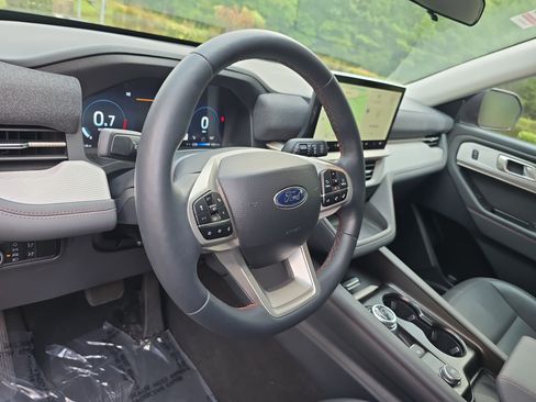 Used 2025 Ford Explorer Active w/ Active Comfort Package AWD/4WD image 17