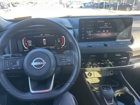 Used 2024 Nissan Rogue SL w/ SL Premium Package image 16