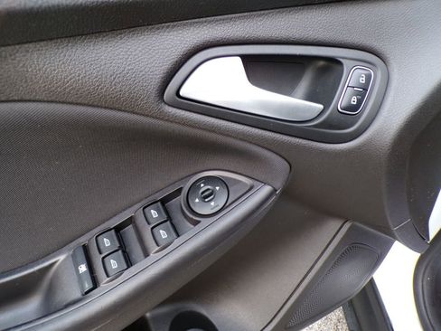 Used 2016 Ford Focus SE w/ SE Cold Weather Package FWD image 24