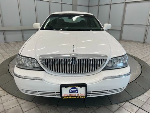 Used 2009 Lincoln Town Car Signature Limited image 2
