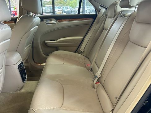 Used 2014 Chrysler 300 C image 17