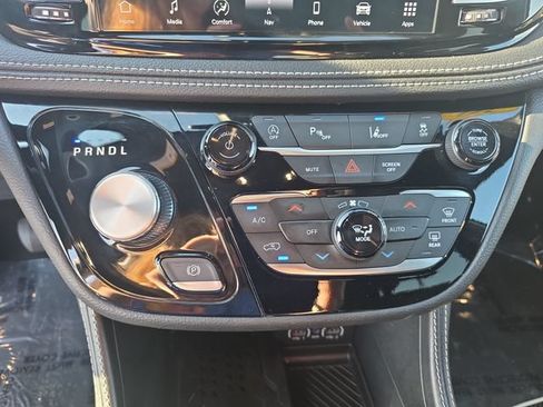 Used 2025 Chrysler Pacifica Limited FWD image 25