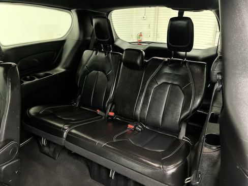 Used 2025 Chrysler Pacifica Select FWD image 13