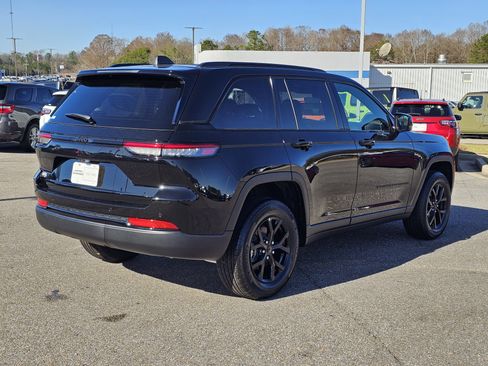 New 2025 Jeep Grand Cherokee Altitude image 8