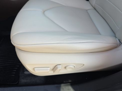 Used 2021 Toyota Highlander XLE AWD/4WD image 29