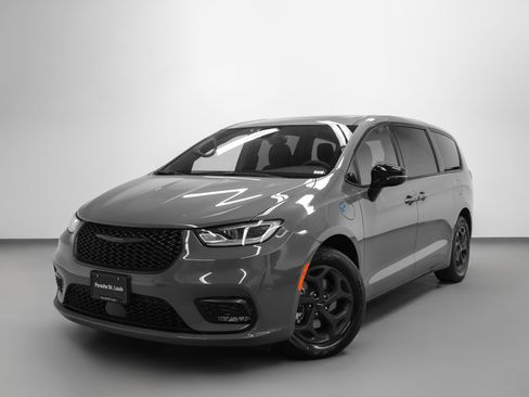 Used 2023 Chrysler Pacifica Limited w/ S Appearance Package FWD image 6