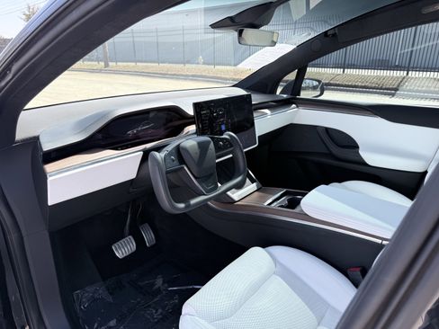 Used 2022 Tesla Model X image 30