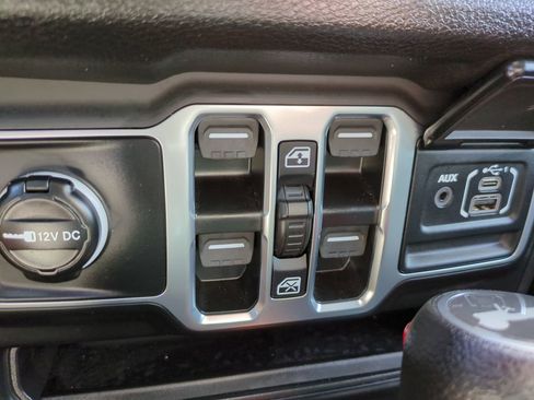 Used 2025 Jeep Wrangler Sport image 22