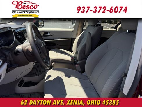 Used 2017 Chrysler Pacifica Touring FWD image 9