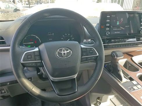 Used 2024 Toyota Sienna XLE image 22