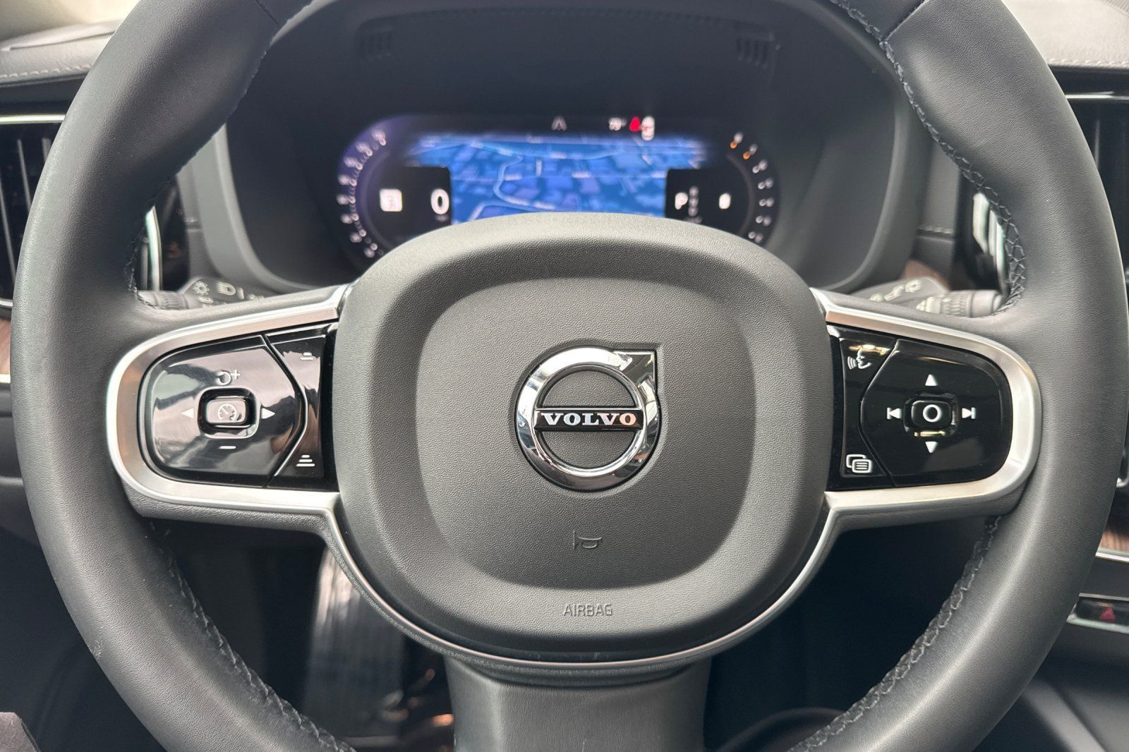 Used 2023 Volvo XC60 B5 Ultimate w/ Climate Package FWD image 27