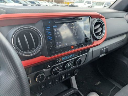 Used 2017 Toyota Tacoma TRD Off-Road image 18