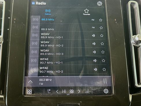 Used 2024 Volvo XC40 B5 Plus w/ Climate Package image 21