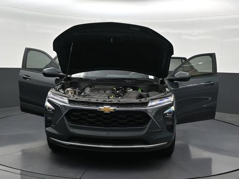 Used 2025 Chevrolet Trax LT FWD image 36