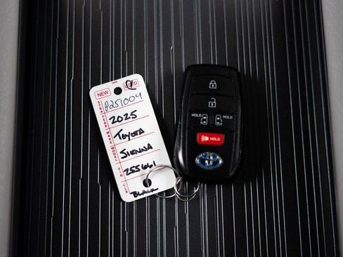 Used 2025 Toyota Sienna LE image 29