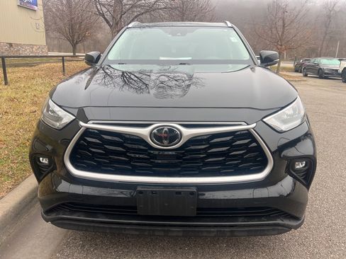 Used 2020 Toyota Highlander XLE image 2