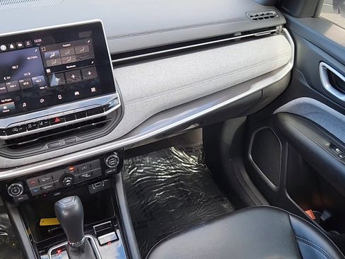 Used 2023 Jeep Compass Latitude image 6