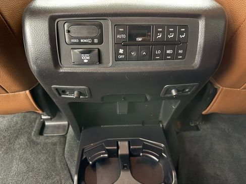 Used 2018 Toyota Sequoia Platinum image 31