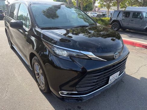 Used 2024 Toyota Sienna XLE FWD image 2