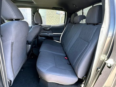 Used 2017 Toyota Tacoma TRD Sport AWD/4WD image 31