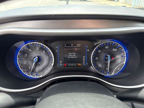 Used 2020 Chrysler Pacifica Touring FWD image 19