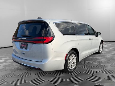 Used 2024 Chrysler Pacifica Touring-L image 7