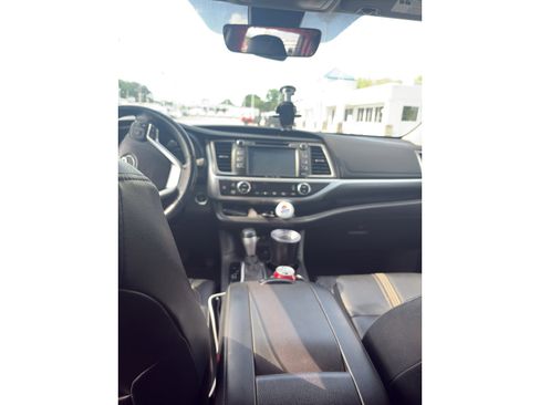 Used 2017 Toyota Highlander SE AWD/4WD image 5