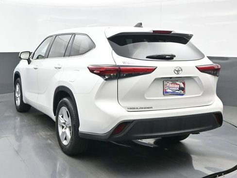 Used 2023 Toyota Highlander L FWD image 4